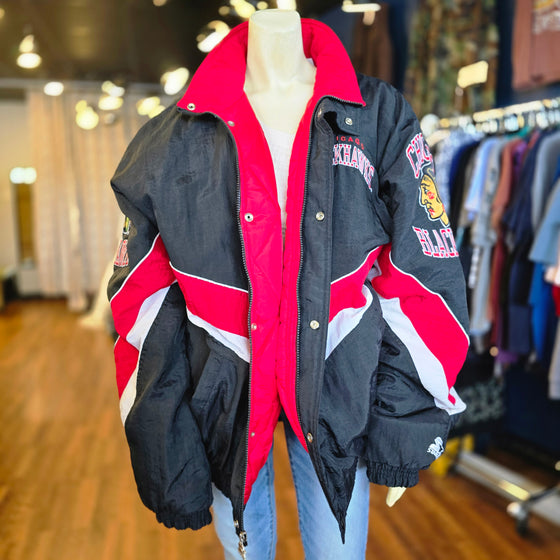 STARTER NHL Black/Red Chicago Blackhawks Puff Jacket XL - PopRock Vintage. The cool quotes t-shirt store.