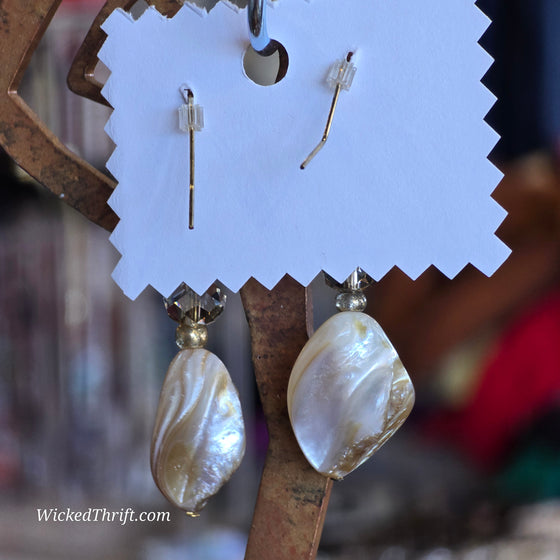 RAW PEARLY Drop Earrings - PopRock Vintage. The cool quotes t-shirt store.