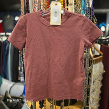  UNIQLO Red Tee XS - PopRock Vintage. The cool quotes t-shirt store.