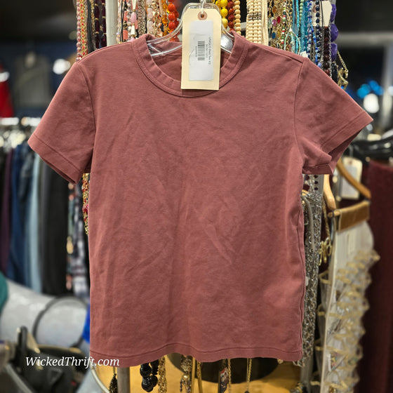 UNIQLO Red Tee XS - PopRock Vintage. The cool quotes t-shirt store.